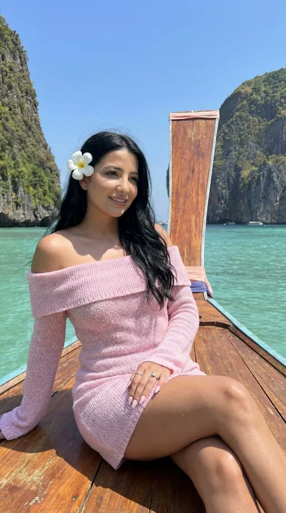 碧海蓝天长尾船上的梦幻粉裙旅拍写真