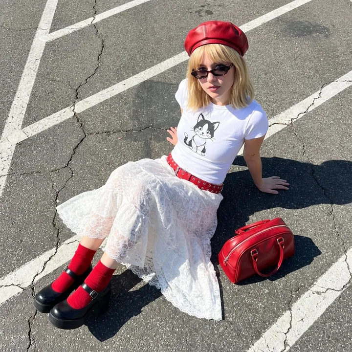 Mode de rue moderne d’une jeune fille blonde au béret rouge